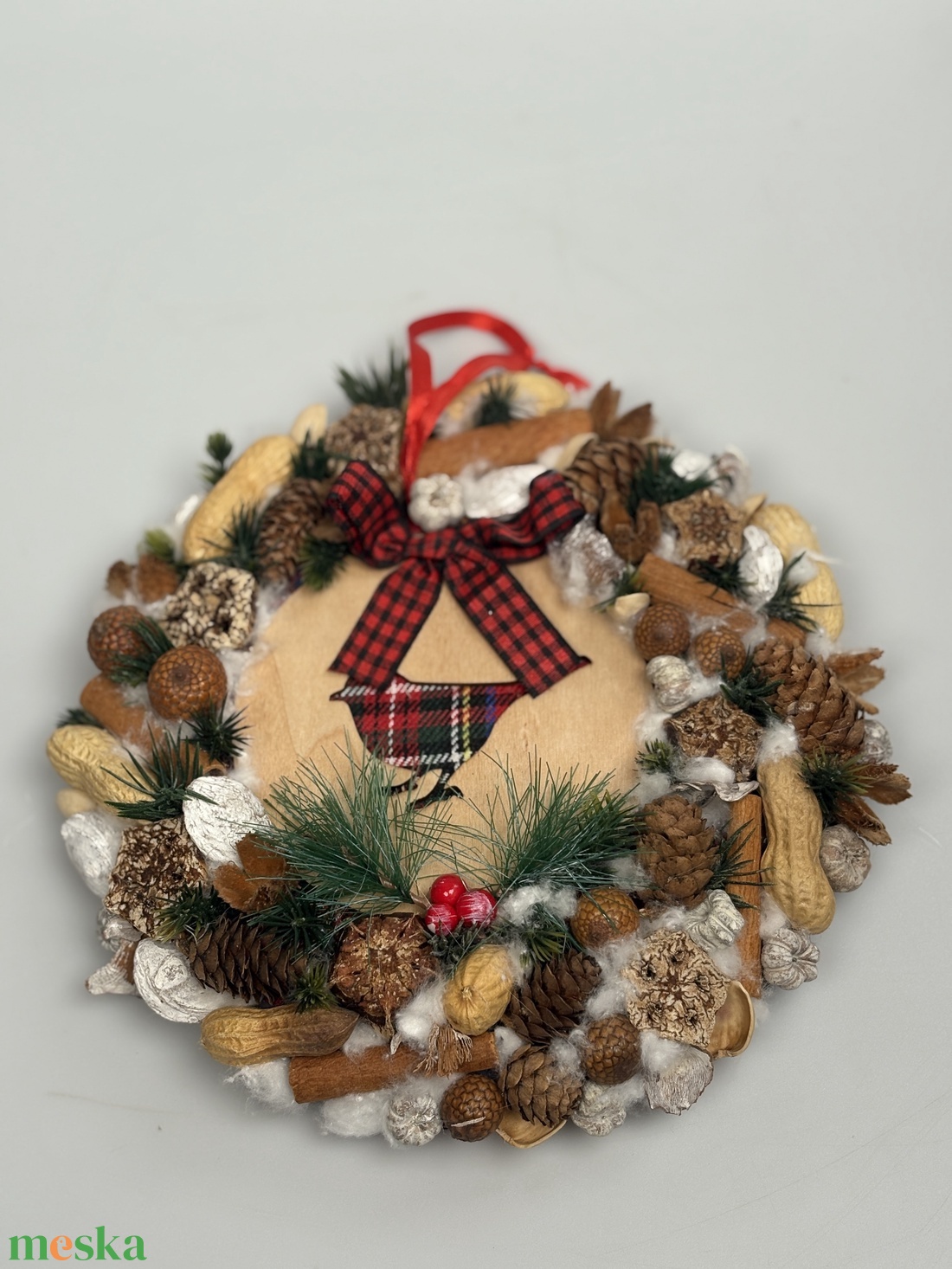 Natúr hatású, vörösbegy mintás, gazdagon díszített karácsonyi terméskopogtató (XW-04) - karácsony - adventi díszek - adventi ajtódísz - Meska.hu