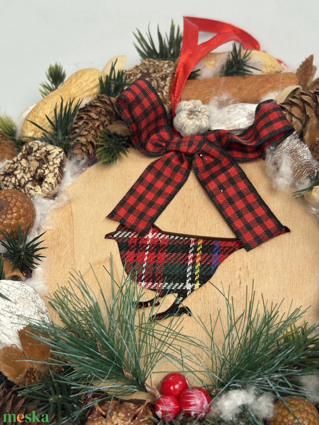 Natúr hatású, vörösbegy mintás, gazdagon díszített karácsonyi terméskopogtató (XW-04) - karácsony - adventi díszek - adventi ajtódísz - Meska.hu