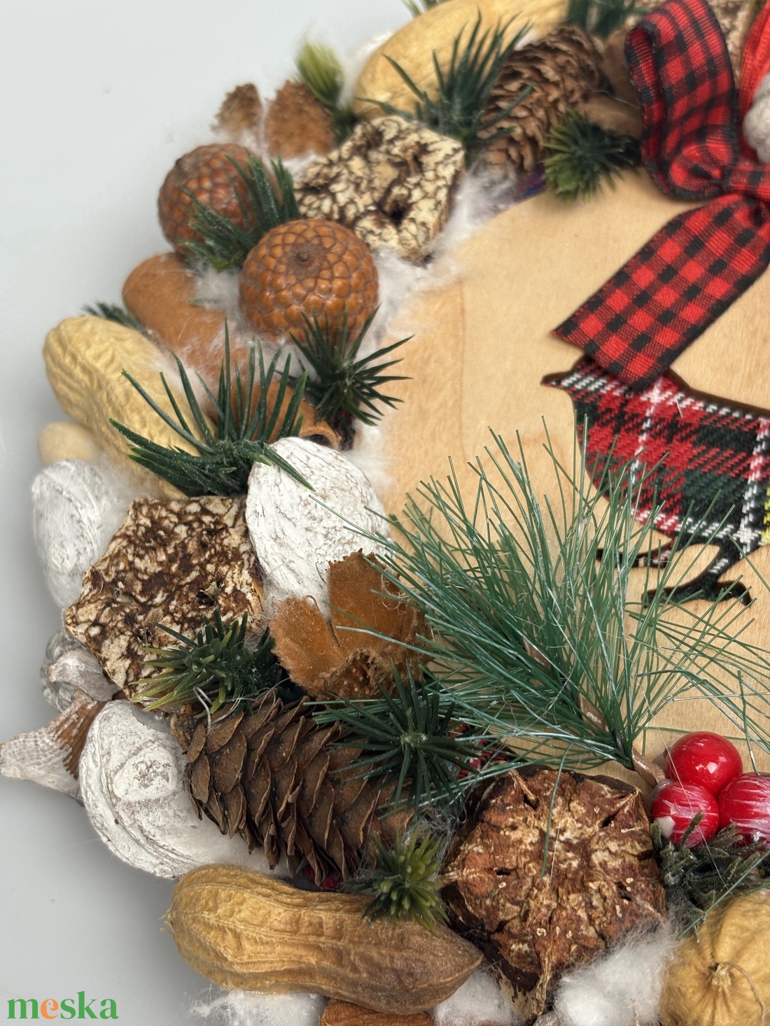 Natúr hatású, vörösbegy mintás, gazdagon díszített karácsonyi terméskopogtató (XW-04) - karácsony - adventi díszek - adventi ajtódísz - Meska.hu