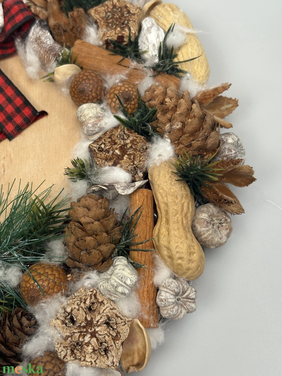 Natúr hatású, vörösbegy mintás, gazdagon díszített karácsonyi terméskopogtató (XW-04) - karácsony - adventi díszek - adventi ajtódísz - Meska.hu