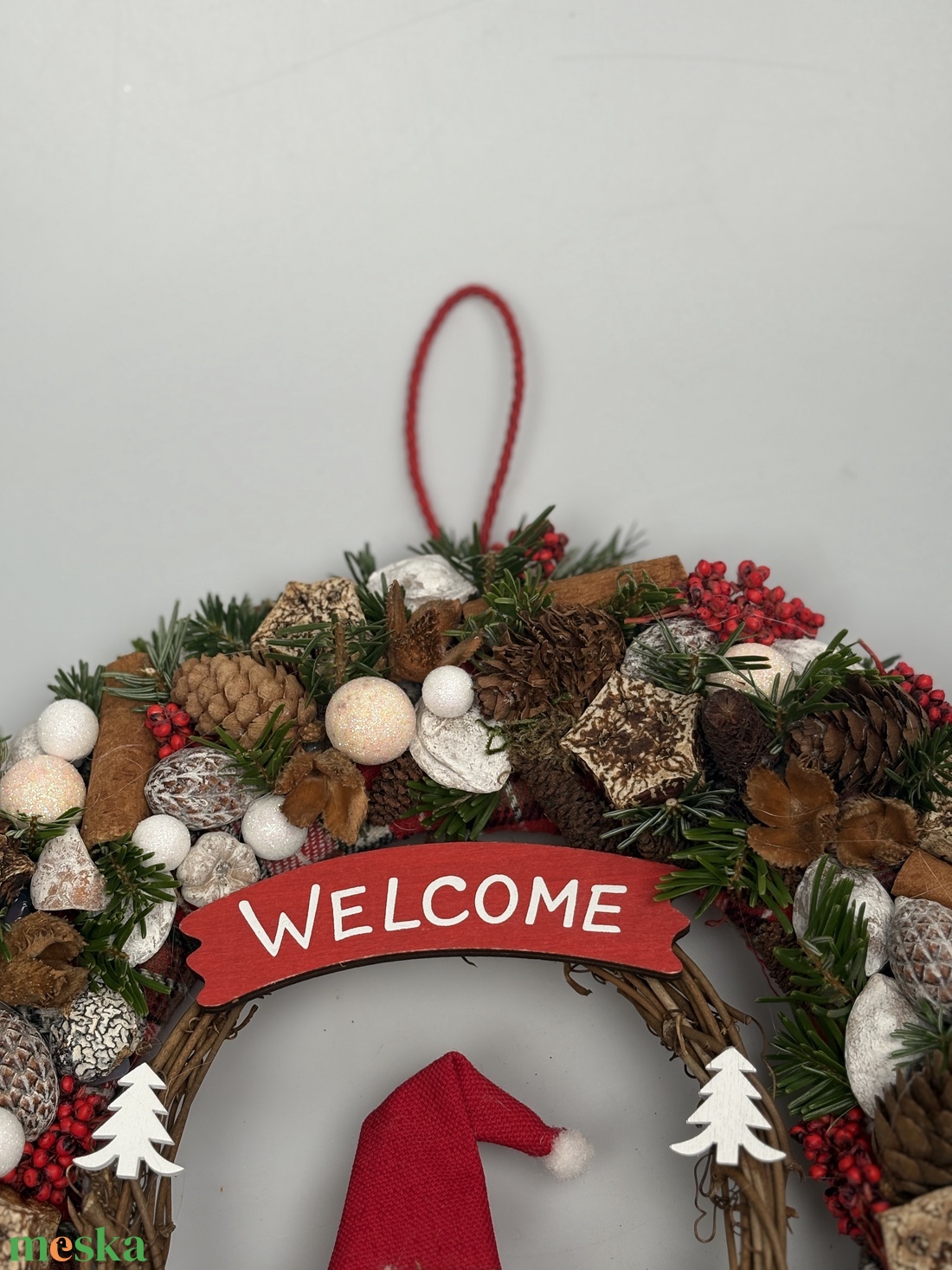 Hintázó copfos manólány üdvözlete - gazdagon díszített karácsonyi terméskopogtató (XW-06) - karácsony - adventi díszek - adventi ajtódísz - Meska.hu