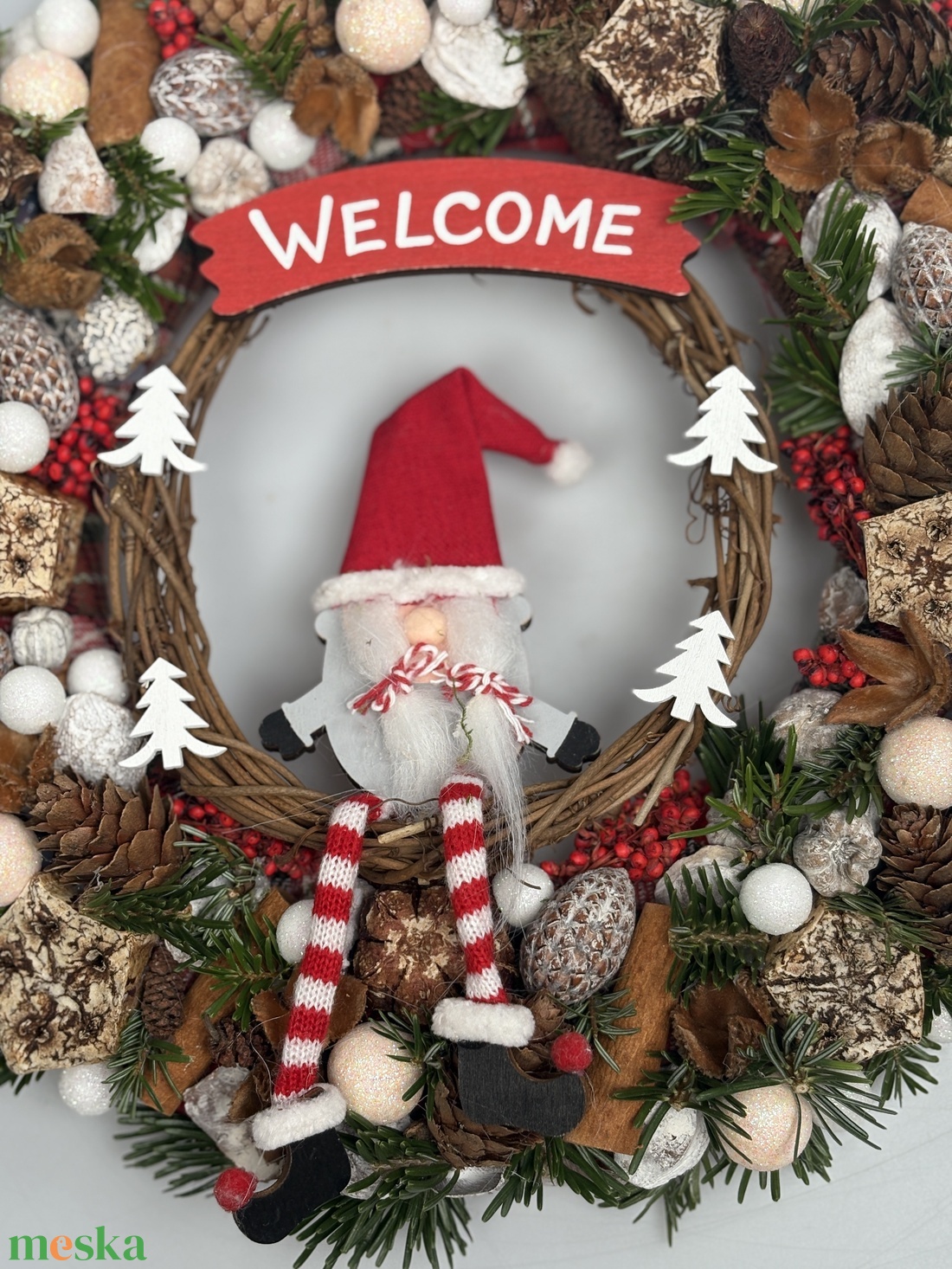 Hintázó copfos manólány üdvözlete - gazdagon díszített karácsonyi terméskopogtató (XW-06) - karácsony - adventi díszek - adventi ajtódísz - Meska.hu