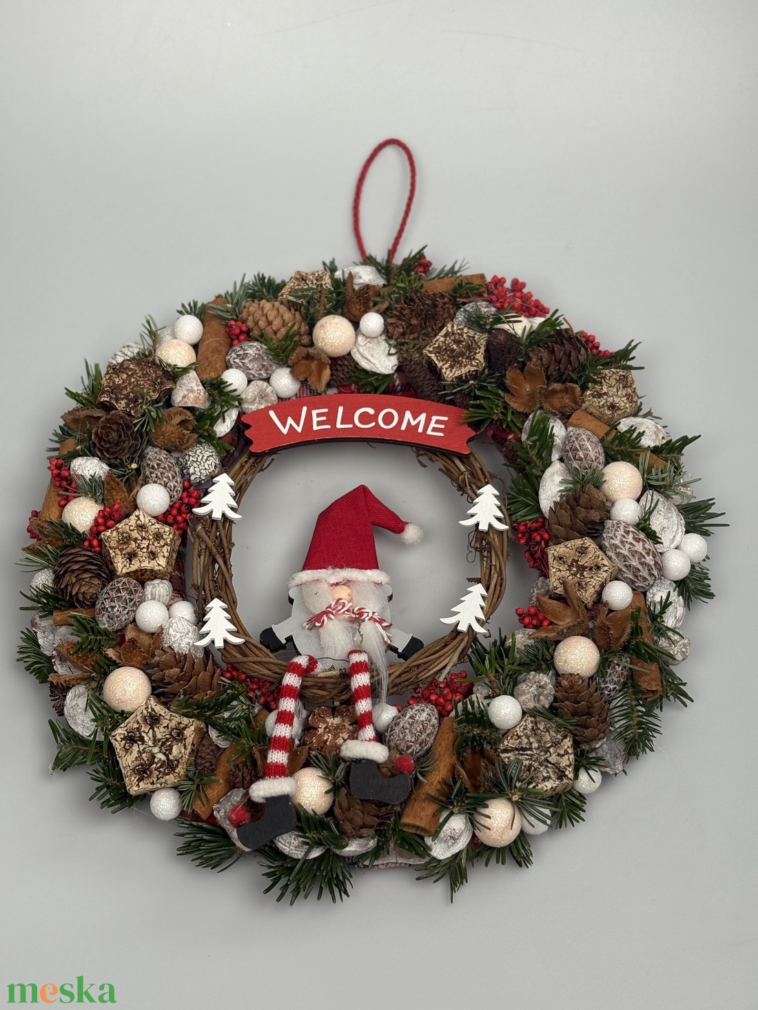 Hintázó copfos manólány üdvözlete - gazdagon díszített karácsonyi terméskopogtató (XW-06) - karácsony - adventi díszek - adventi ajtódísz - Meska.hu
