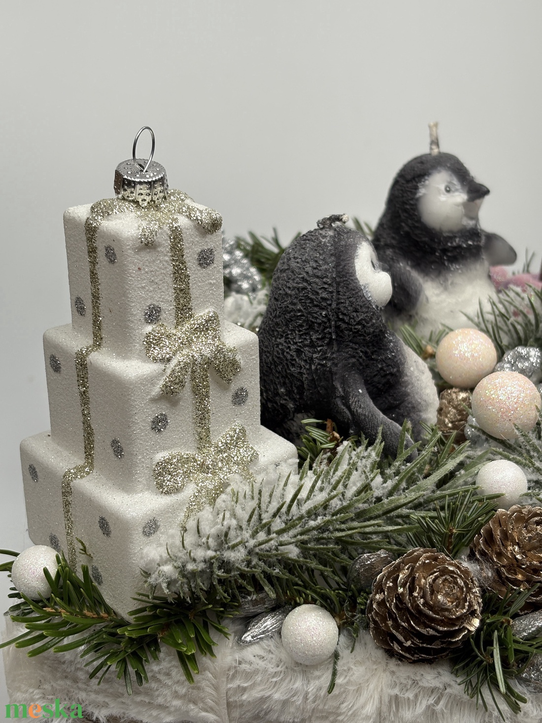 Pingvinék karácsonya -  fafiókra épült ünnepi asztaldísz termésekkel és kellékekkel gazdagon díszítve - karácsony - adventi díszek - adventi asztaldísz - Meska.hu