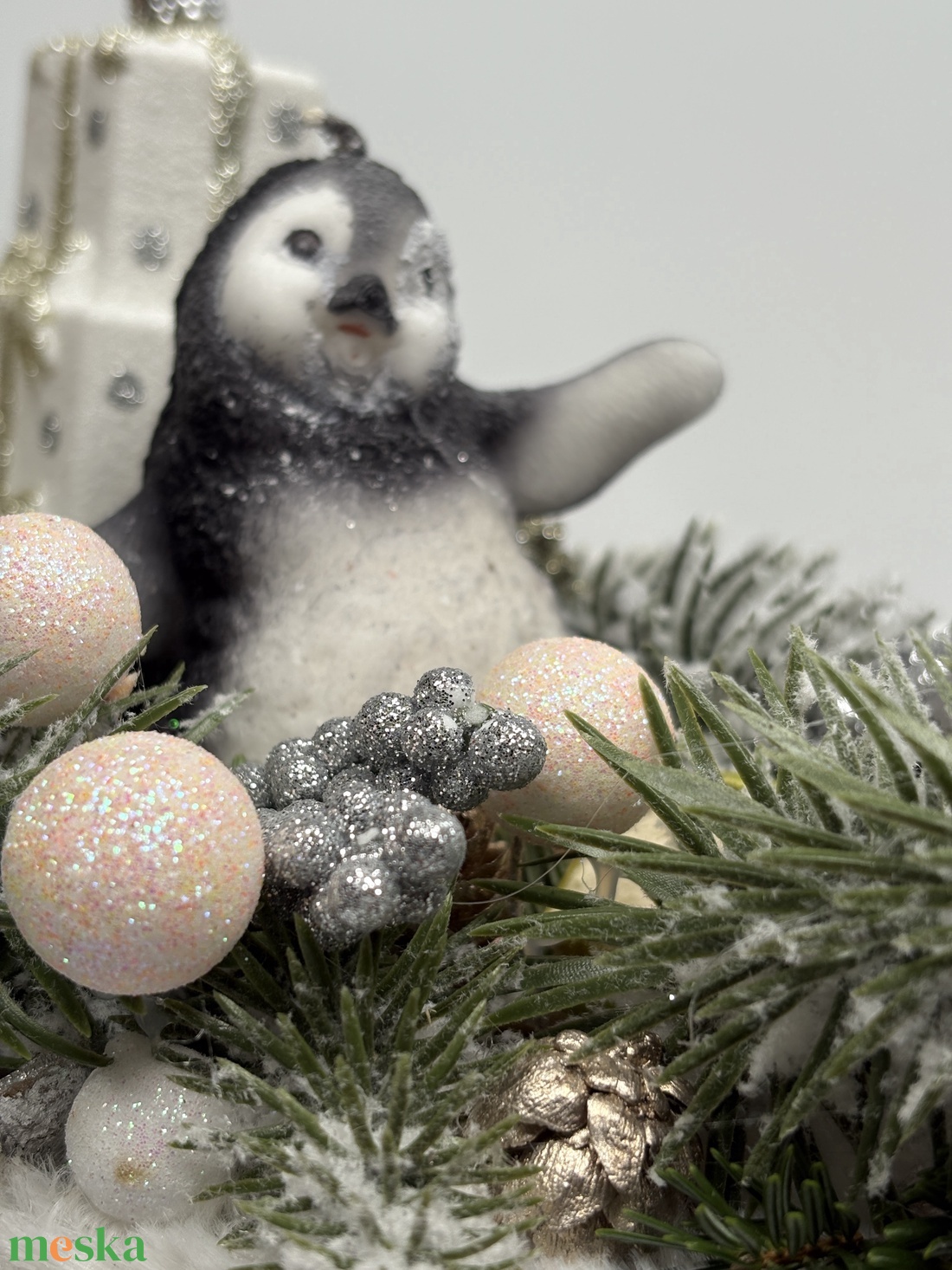 Pingvinék karácsonya -  fafiókra épült ünnepi asztaldísz termésekkel és kellékekkel gazdagon díszítve - karácsony - adventi díszek - adventi asztaldísz - Meska.hu