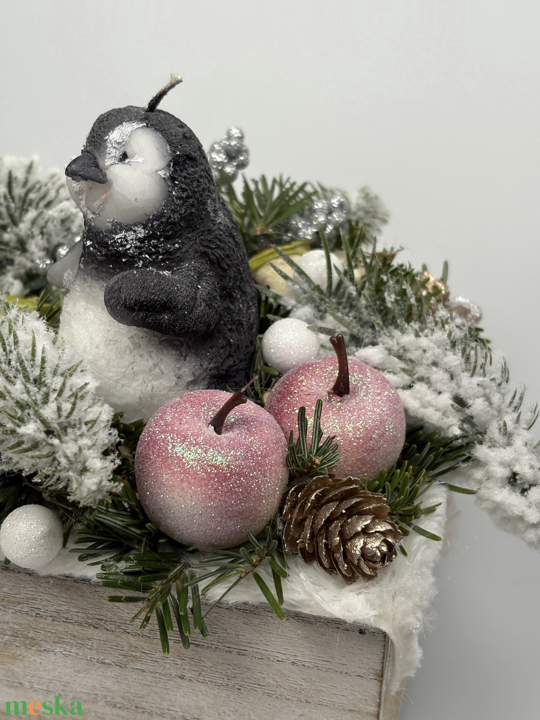 Pingvinék karácsonya -  fafiókra épült ünnepi asztaldísz termésekkel és kellékekkel gazdagon díszítve - karácsony - adventi díszek - adventi asztaldísz - Meska.hu