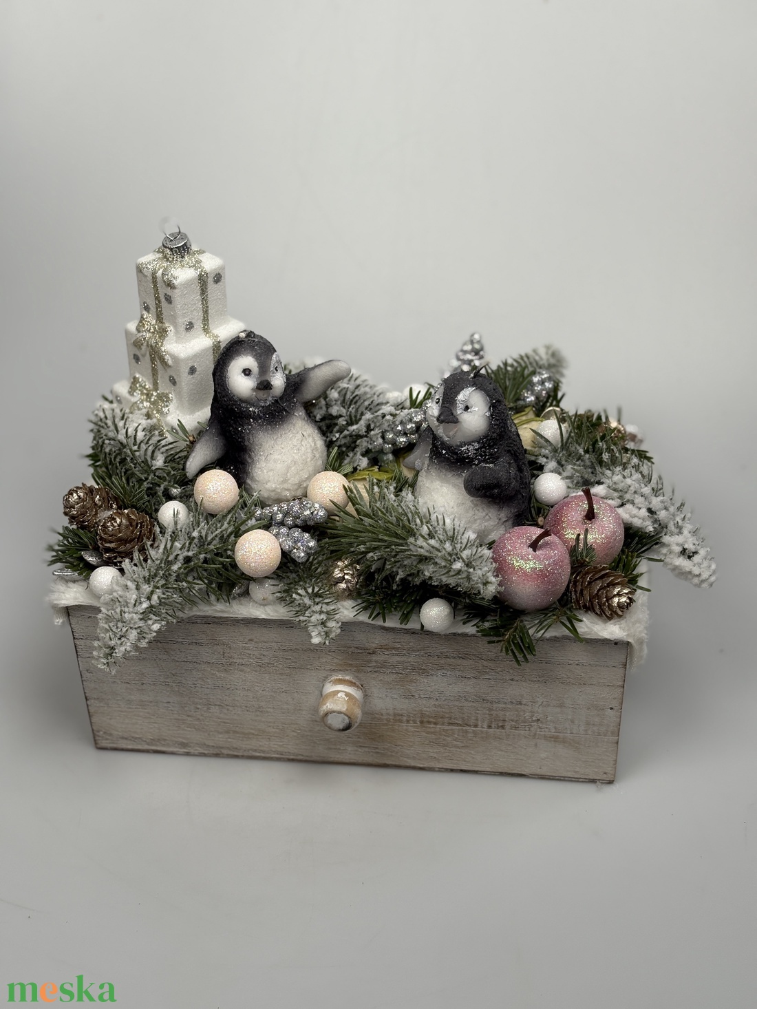 Pingvinék karácsonya -  fafiókra épült ünnepi asztaldísz termésekkel és kellékekkel gazdagon díszítve - karácsony - adventi díszek - adventi asztaldísz - Meska.hu