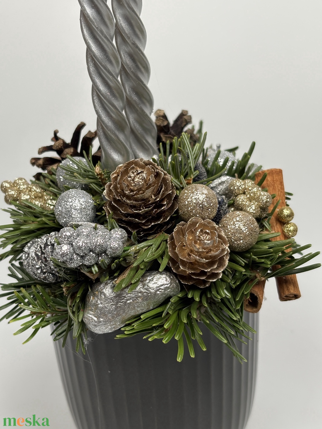Sötétszürke, bordázott bögrére épült, 2 ezüst csavart gyertyás adventi asztaldísz örökzöldekkel (XM-55) - karácsony - adventi díszek - adventi asztaldísz - Meska.hu