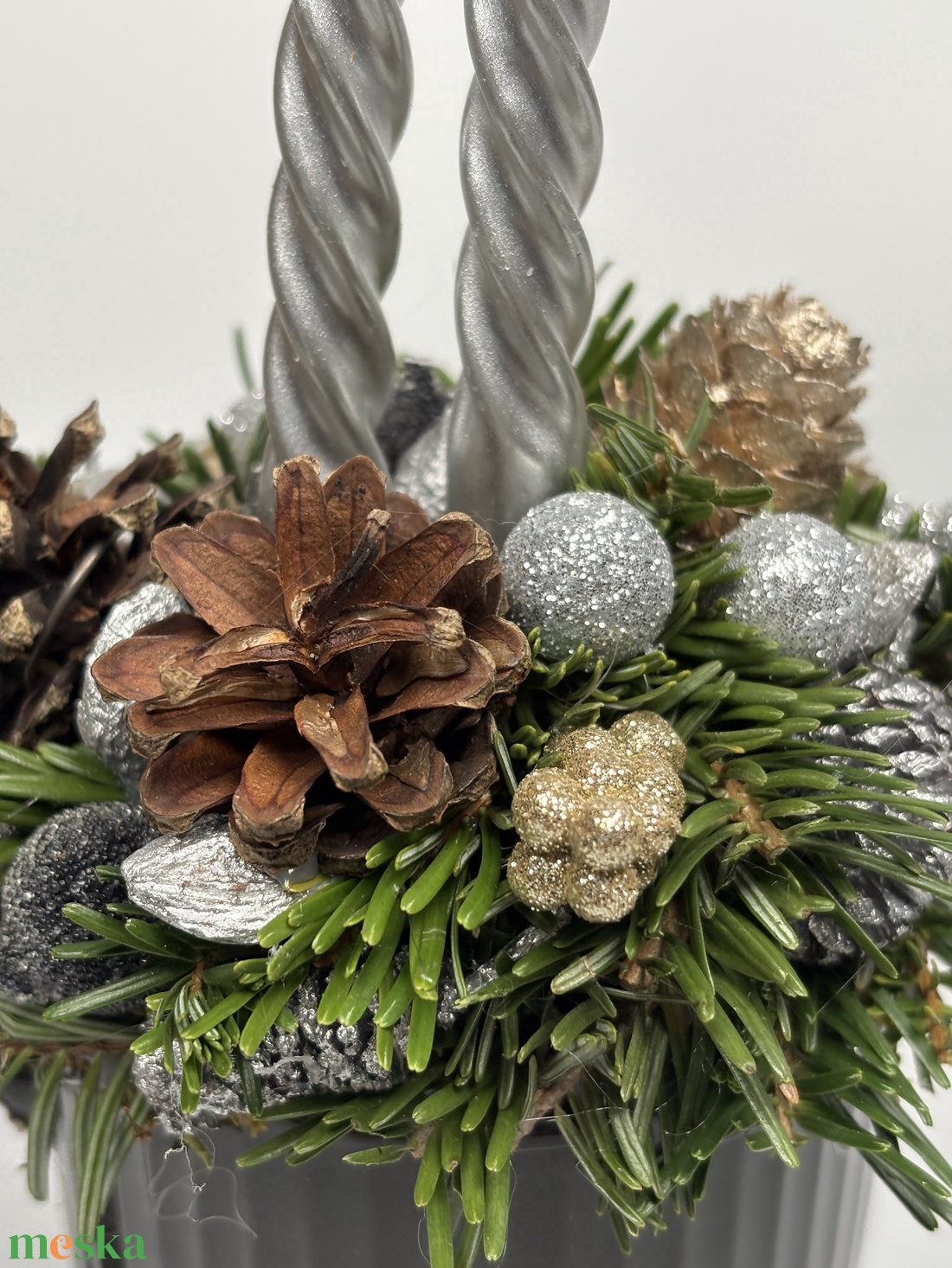 Sötétszürke, bordázott bögrére épült, 2 ezüst csavart gyertyás adventi asztaldísz örökzöldekkel (XM-55) - karácsony - adventi díszek - adventi asztaldísz - Meska.hu