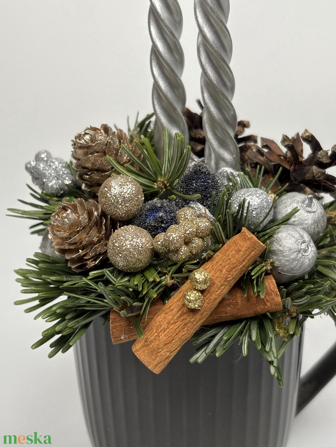 Sötétszürke, bordázott bögrére épült, 2 ezüst csavart gyertyás adventi asztaldísz örökzöldekkel (XM-55) - karácsony - adventi díszek - adventi asztaldísz - Meska.hu