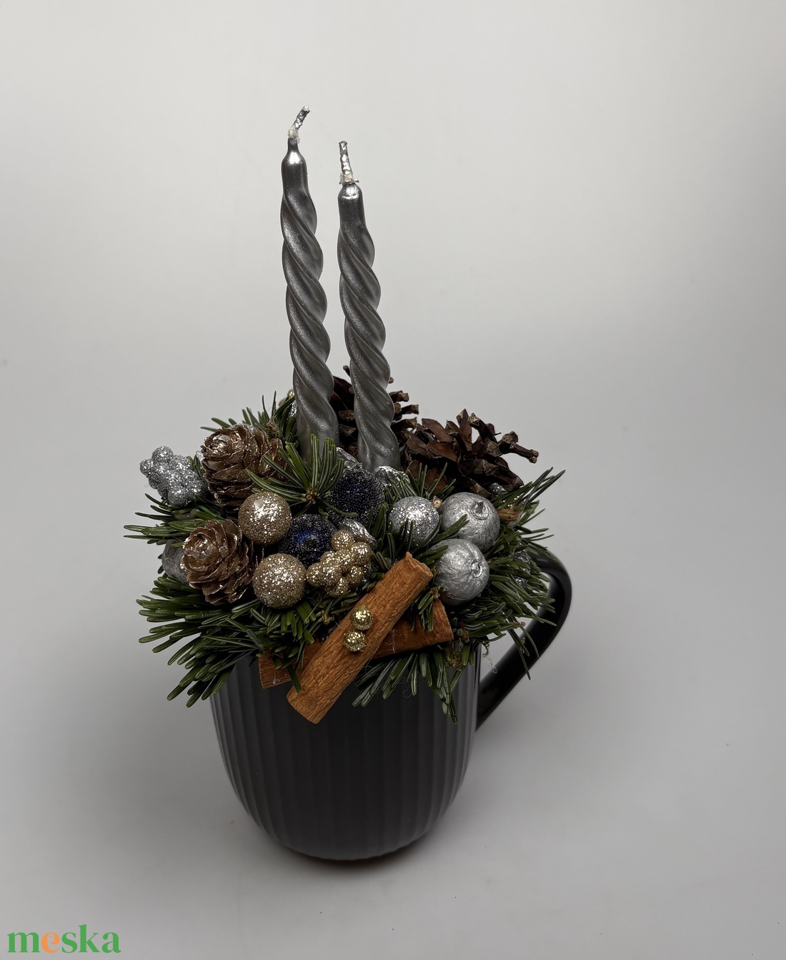 Sötétszürke, bordázott bögrére épült, 2 ezüst csavart gyertyás adventi asztaldísz örökzöldekkel (XM-55) - karácsony - adventi díszek - adventi asztaldísz - Meska.hu