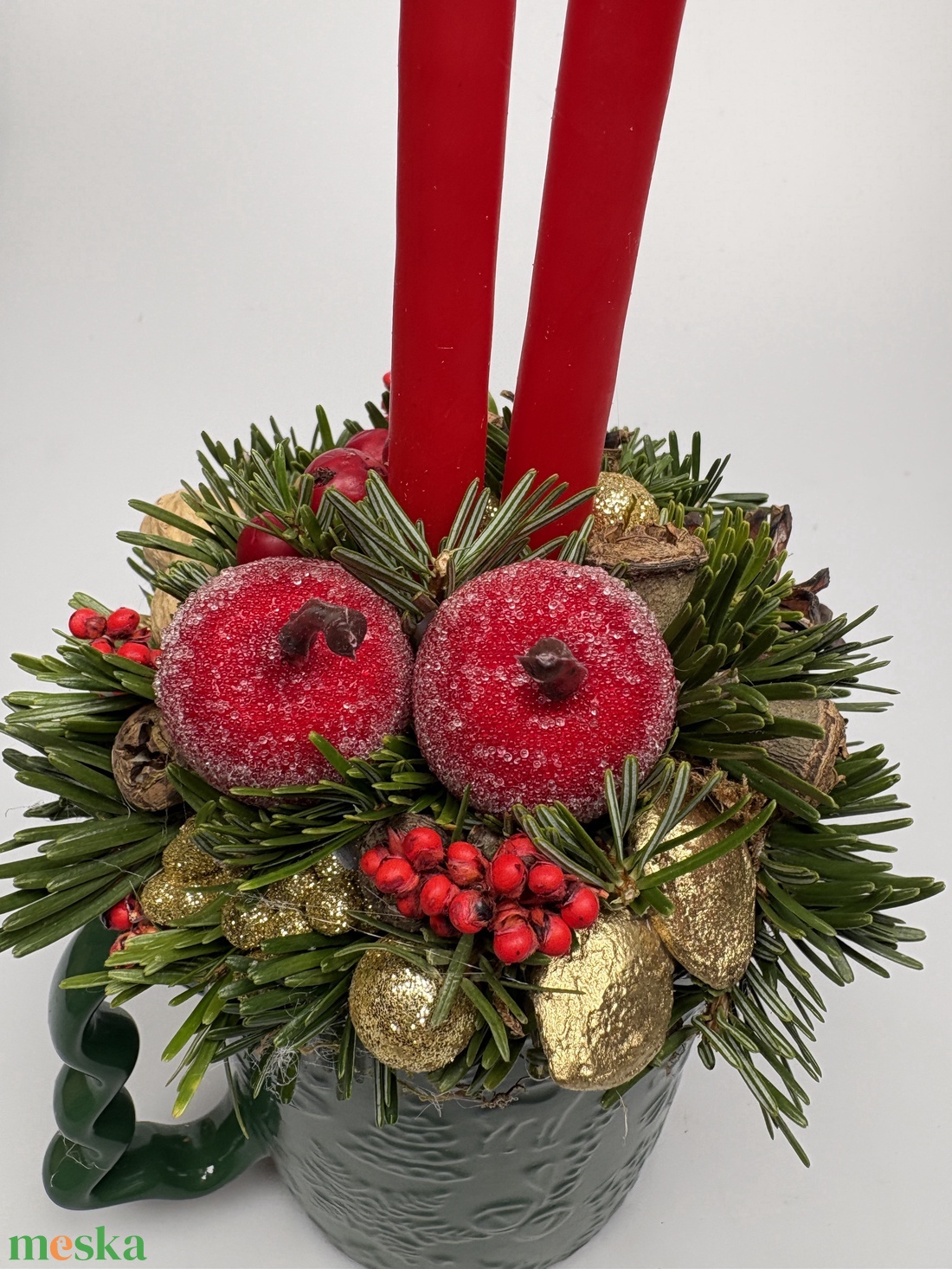Fenyőzöld, karácsonyi mintás bögrére épült, 2 piros ceruza gyertyás adventi asztaldísz örökzöldekkel (XM-56) - karácsony - adventi díszek - adventi asztaldísz - Meska.hu