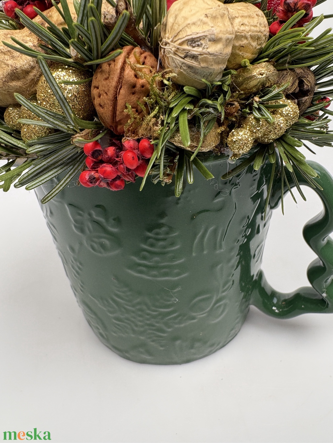 Fenyőzöld, karácsonyi mintás bögrére épült, 2 piros ceruza gyertyás adventi asztaldísz örökzöldekkel (XM-56) - karácsony - adventi díszek - adventi asztaldísz - Meska.hu