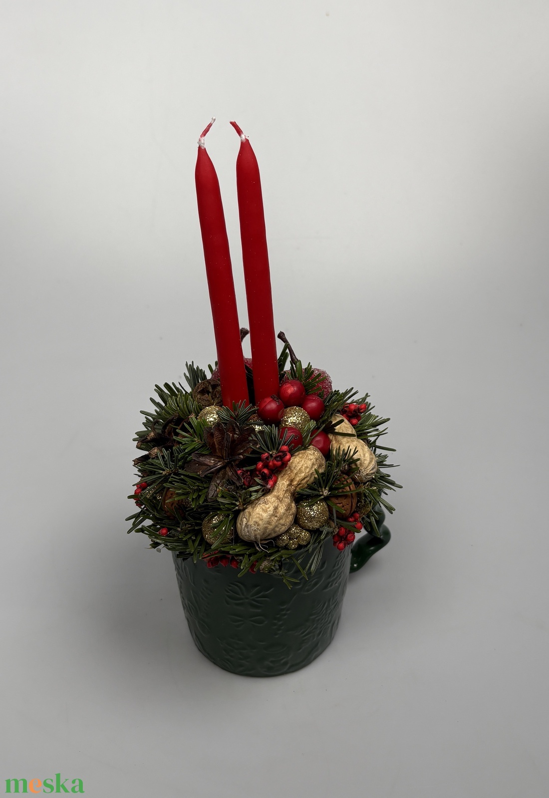 Fenyőzöld, karácsonyi mintás bögrére épült, 2 piros ceruza gyertyás adventi asztaldísz örökzöldekkel (XM-56) - karácsony - adventi díszek - adventi asztaldísz - Meska.hu