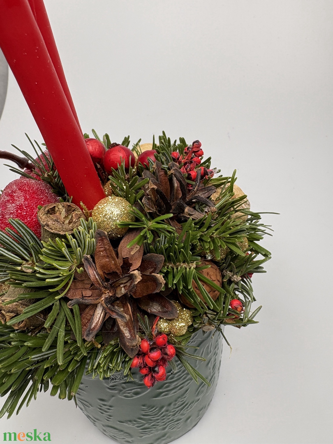 Fenyőzöld, karácsonyi mintás bögrére épült, 2 piros ceruza gyertyás adventi asztaldísz örökzöldekkel (XM-56) - karácsony - adventi díszek - adventi asztaldísz - Meska.hu