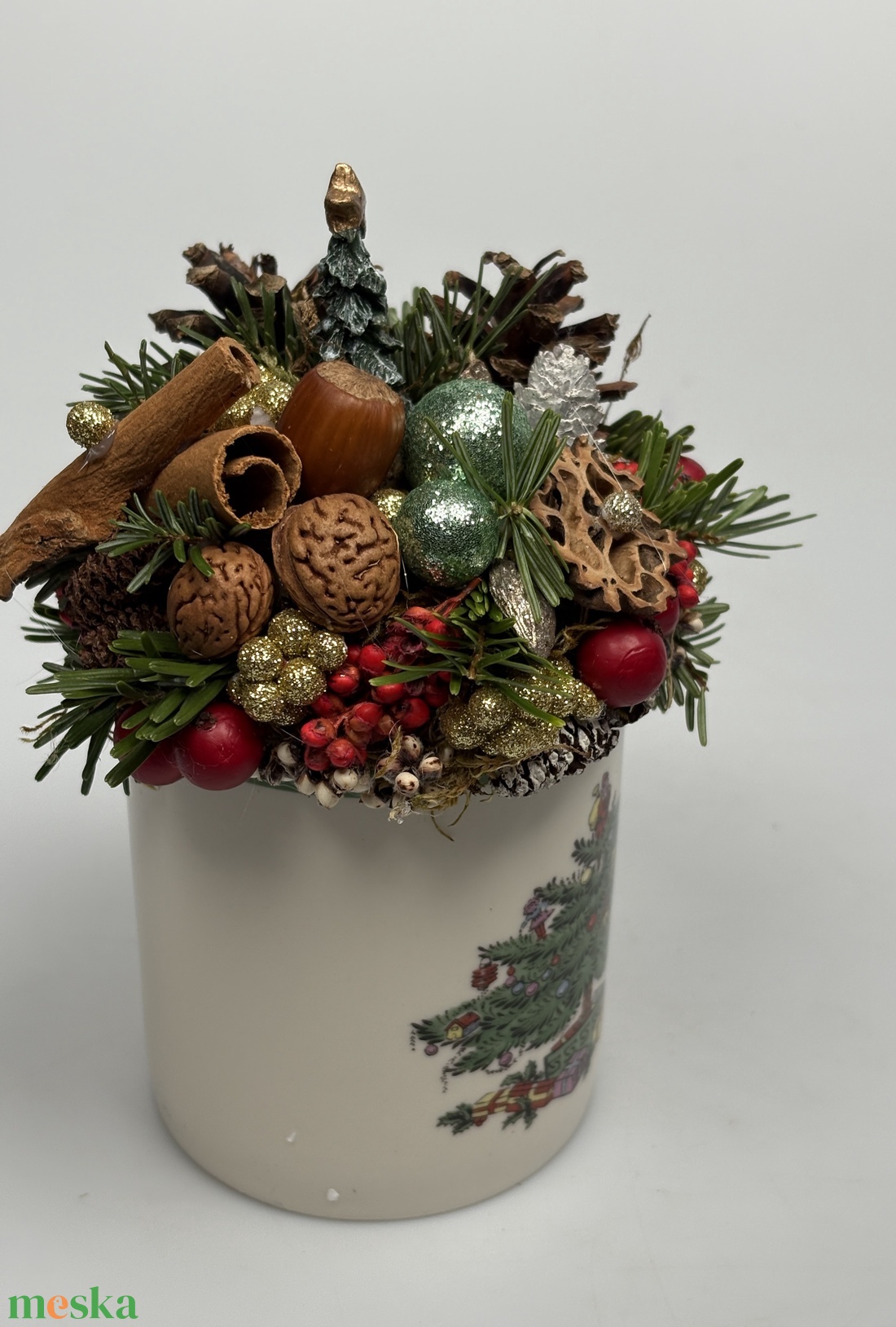 Elején karácsonyfa, hátul krisztustövis mintás bögrére épült adventi asztaldísz örökzöldekkel (XM-57) - karácsony - adventi díszek - adventi asztaldísz - Meska.hu