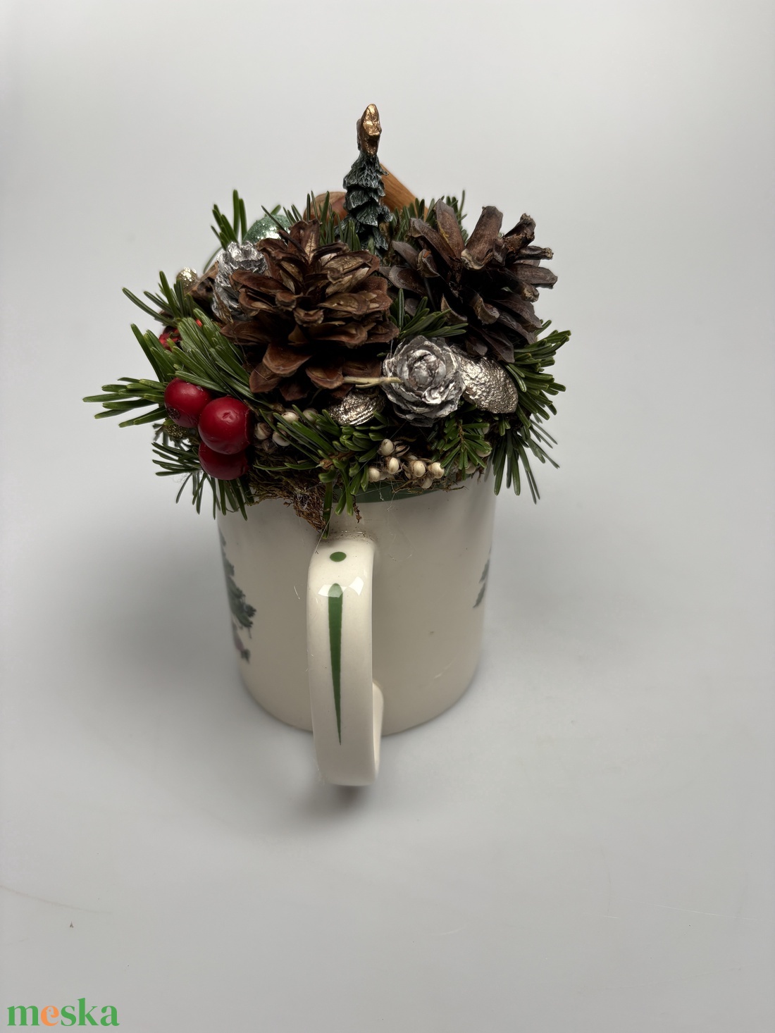 Elején karácsonyfa, hátul krisztustövis mintás bögrére épült adventi asztaldísz örökzöldekkel (XM-57) - karácsony - adventi díszek - adventi asztaldísz - Meska.hu