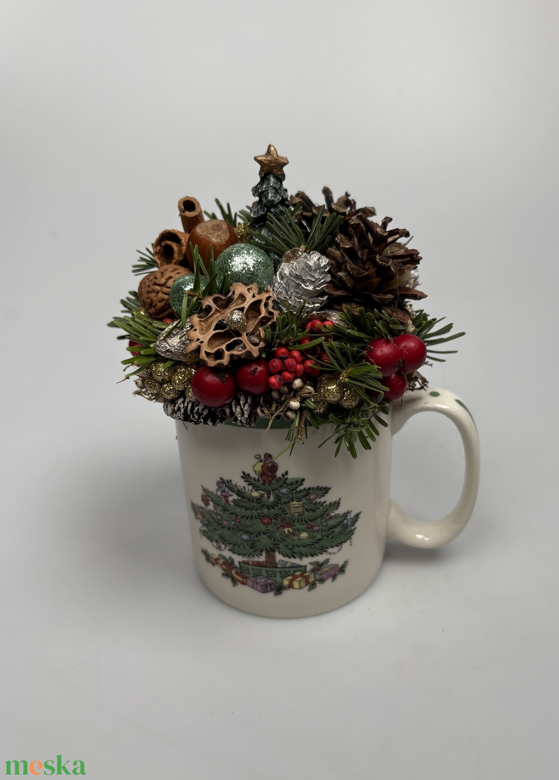 Elején karácsonyfa, hátul krisztustövis mintás bögrére épült adventi asztaldísz örökzöldekkel (XM-57) - karácsony - adventi díszek - adventi asztaldísz - Meska.hu