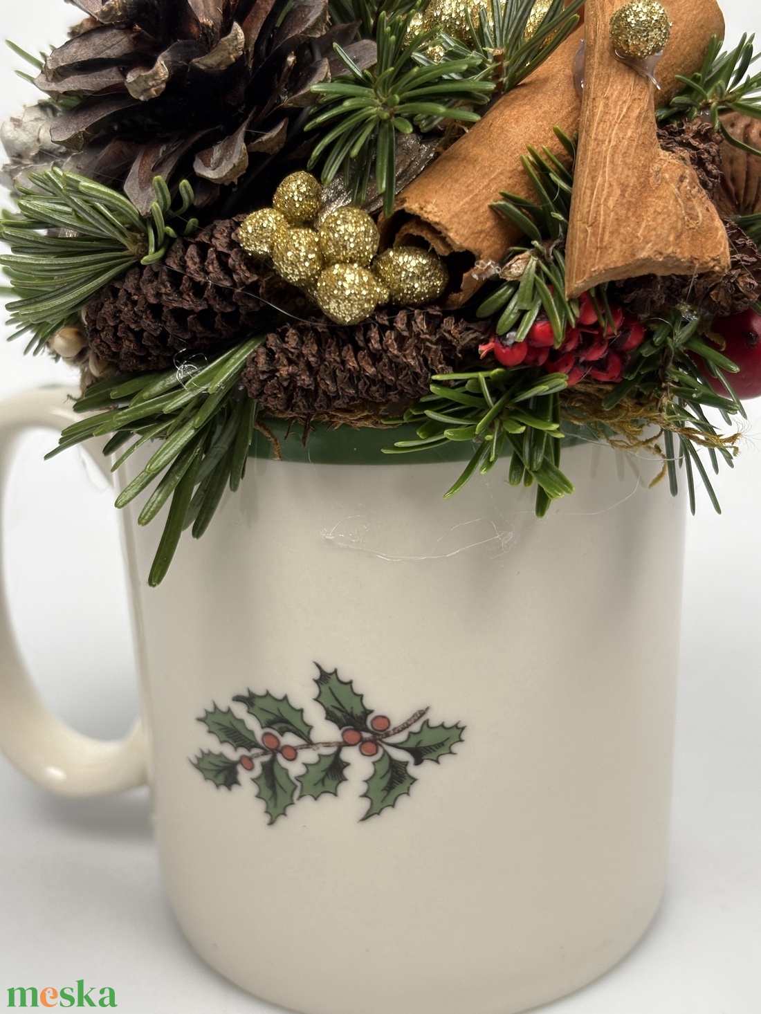 Elején karácsonyfa, hátul krisztustövis mintás bögrére épült adventi asztaldísz örökzöldekkel (XM-57) - karácsony - adventi díszek - adventi asztaldísz - Meska.hu