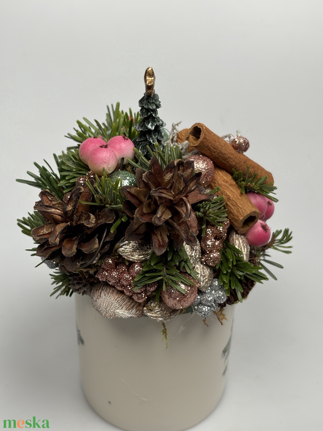 Elején karácsonyfa, hátul krisztustövis mintás bögrére épült rózsaszínes, adventi asztaldísz örökzöldekkel (XM-58) - karácsony - adventi díszek - adventi asztaldísz - Meska.hu