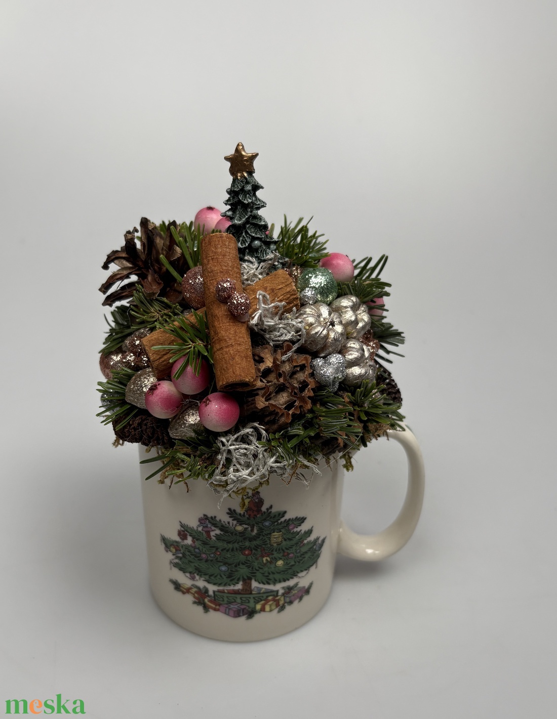 Elején karácsonyfa, hátul krisztustövis mintás bögrére épült rózsaszínes, adventi asztaldísz örökzöldekkel (XM-58) - karácsony - adventi díszek - adventi asztaldísz - Meska.hu