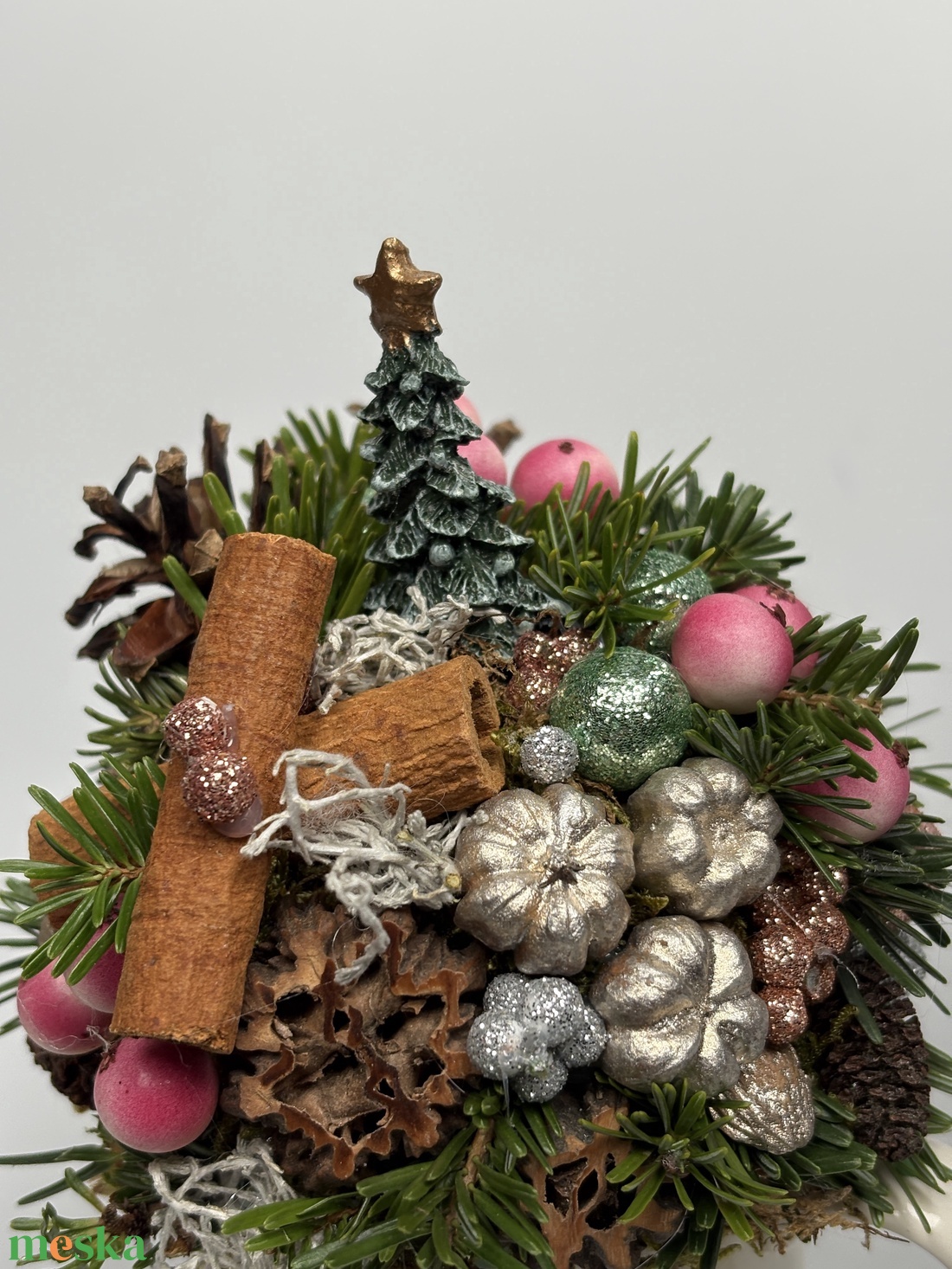 Elején karácsonyfa, hátul krisztustövis mintás bögrére épült rózsaszínes, adventi asztaldísz örökzöldekkel (XM-58) - karácsony - adventi díszek - adventi asztaldísz - Meska.hu