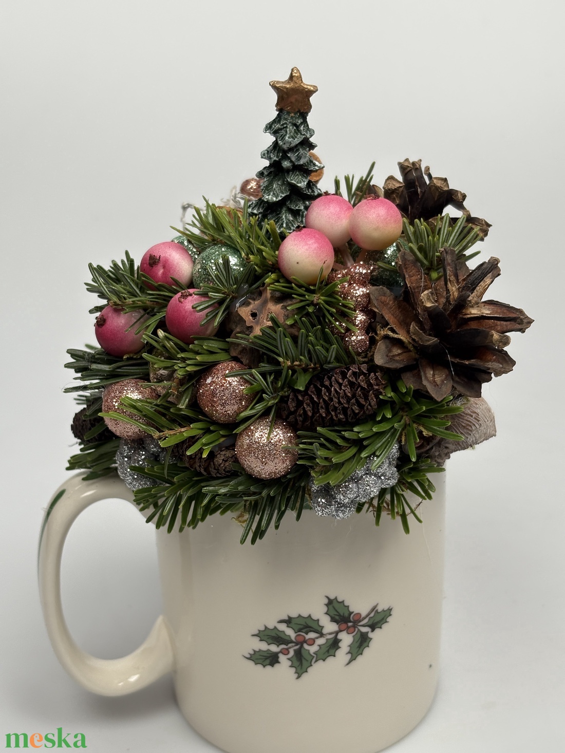 Elején karácsonyfa, hátul krisztustövis mintás bögrére épült rózsaszínes, adventi asztaldísz örökzöldekkel (XM-58) - karácsony - adventi díszek - adventi asztaldísz - Meska.hu