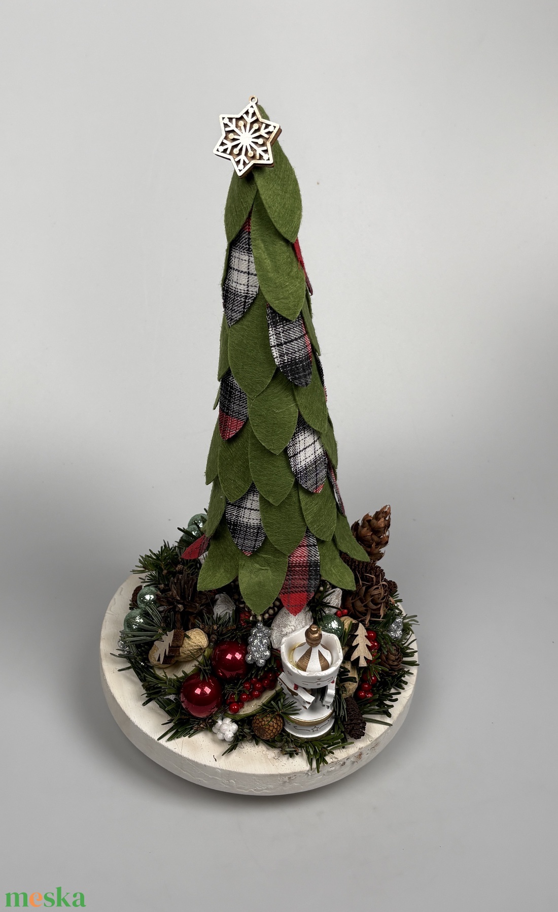 Piros, deres almás, textilfenyős, körhintás ünnepli asztaldísz fatálon, termésekkel és kellékekkel gazdagon díszítve  - karácsony - adventi díszek - adventi asztaldísz - Meska.hu