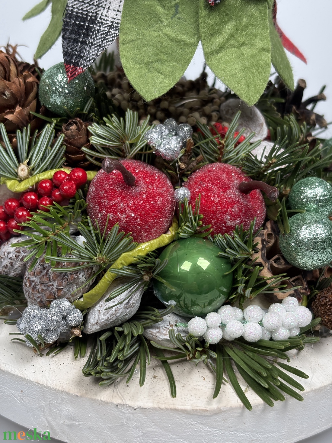 Piros, deres almás, textilfenyős, körhintás ünnepli asztaldísz fatálon, termésekkel és kellékekkel gazdagon díszítve  - karácsony - adventi díszek - adventi asztaldísz - Meska.hu