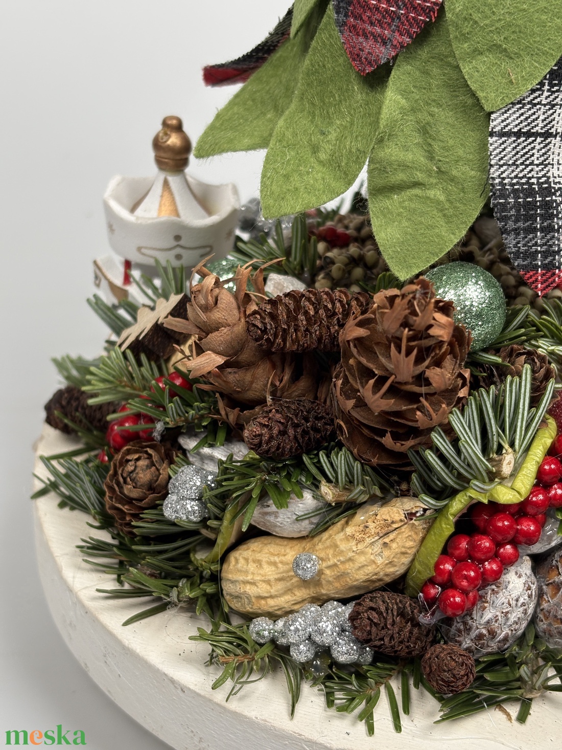 Piros, deres almás, textilfenyős, körhintás ünnepli asztaldísz fatálon, termésekkel és kellékekkel gazdagon díszítve  - karácsony - adventi díszek - adventi asztaldísz - Meska.hu