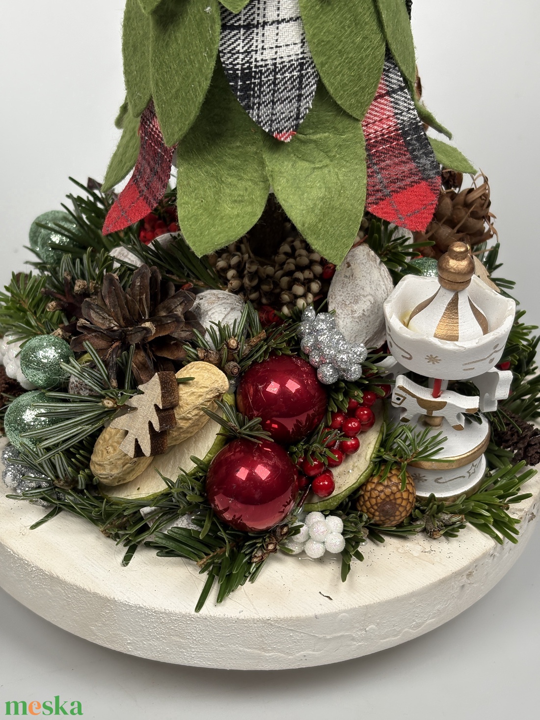 Piros, deres almás, textilfenyős, körhintás ünnepli asztaldísz fatálon, termésekkel és kellékekkel gazdagon díszítve  - karácsony - adventi díszek - adventi asztaldísz - Meska.hu