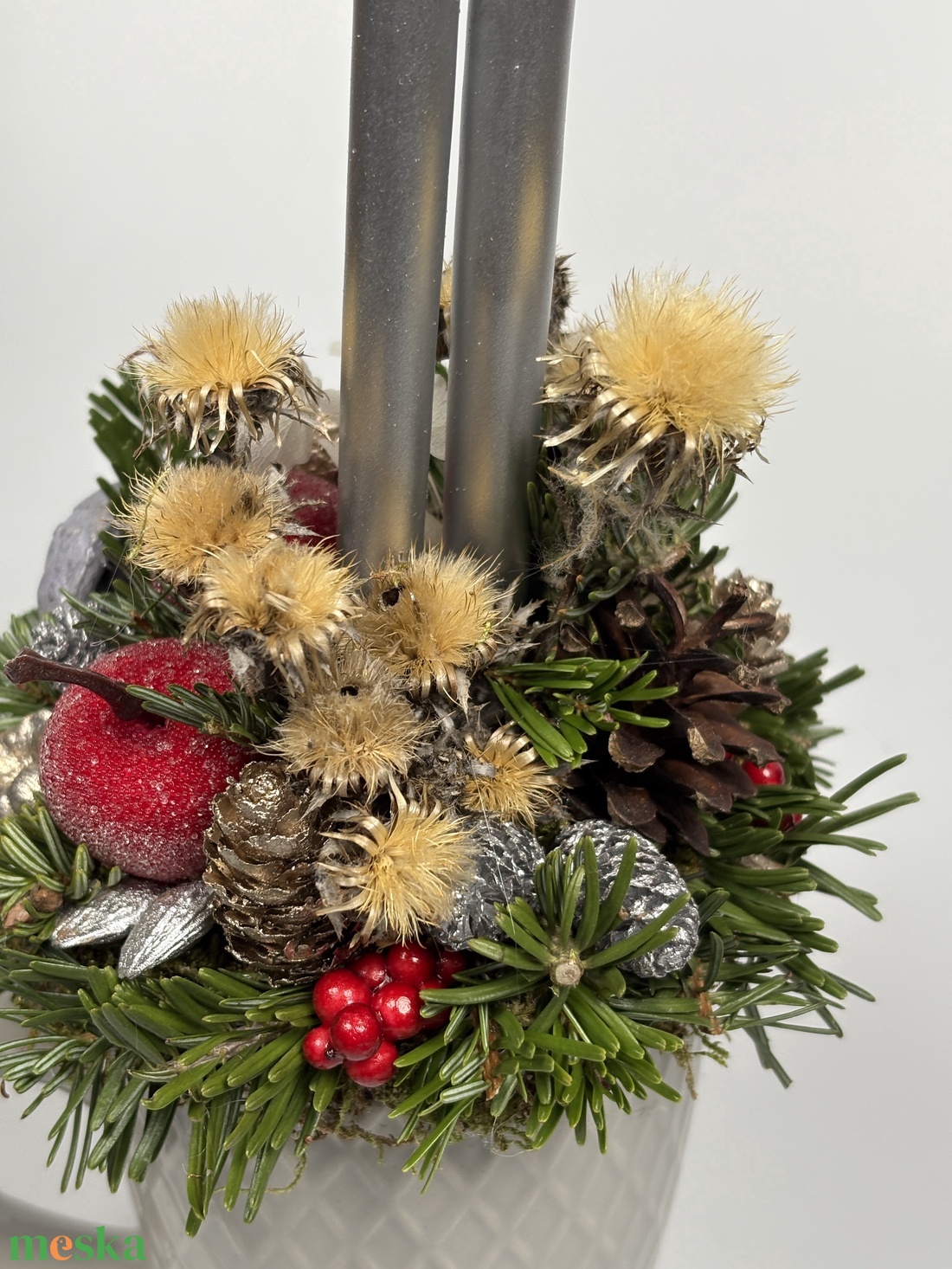 Világosszürke, színében kockás bögrére épült, 2 ezüst ceruza gyertyás adventi asztaldísz bábakaláccsal (XM-59) - karácsony - adventi díszek - adventi asztaldísz - Meska.hu