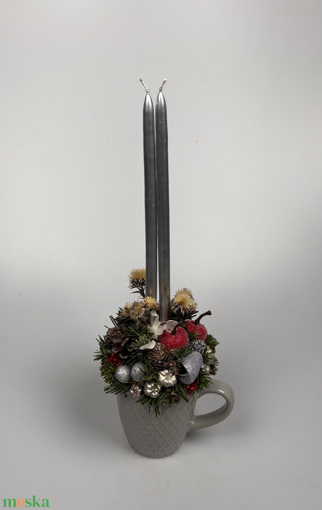 Világosszürke, színében kockás bögrére épült, 2 ezüst ceruza gyertyás adventi asztaldísz bábakaláccsal (XM-59) - karácsony - adventi díszek - adventi asztaldísz - Meska.hu