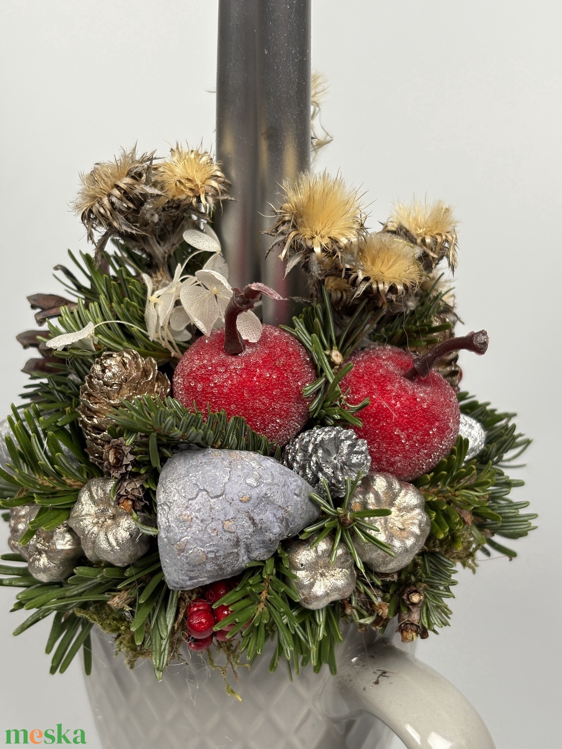 Világosszürke, színében kockás bögrére épült, 2 ezüst ceruza gyertyás adventi asztaldísz bábakaláccsal (XM-59) - karácsony - adventi díszek - adventi asztaldísz - Meska.hu