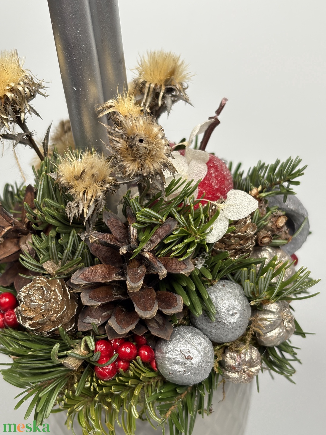 Világosszürke, színében kockás bögrére épült, 2 ezüst ceruza gyertyás adventi asztaldísz bábakaláccsal (XM-59) - karácsony - adventi díszek - adventi asztaldísz - Meska.hu