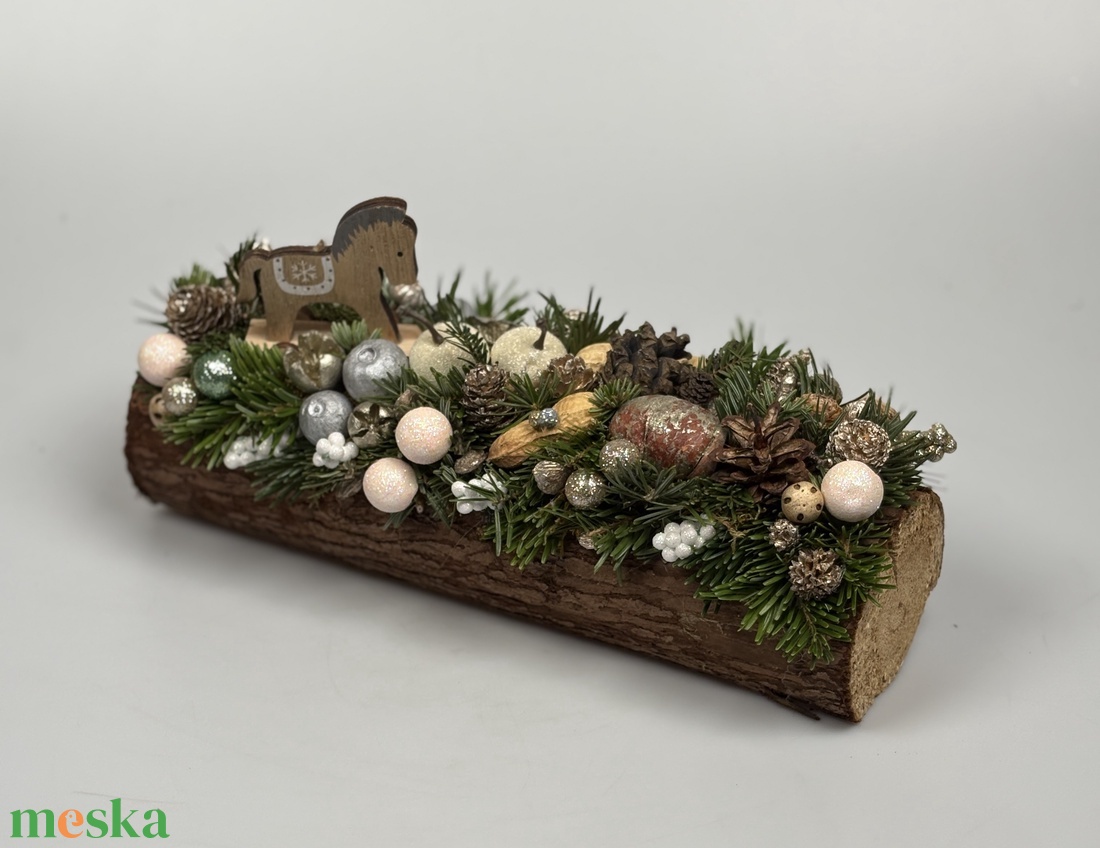 Hintalóval és minden földi jóval ékített adventi asztaldísz fahasábon  - karácsony - adventi díszek - adventi asztaldísz - Meska.hu