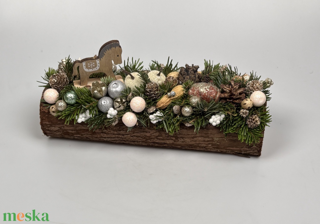 Hintalóval és minden földi jóval ékített adventi asztaldísz fahasábon  - karácsony - adventi díszek - adventi asztaldísz - Meska.hu