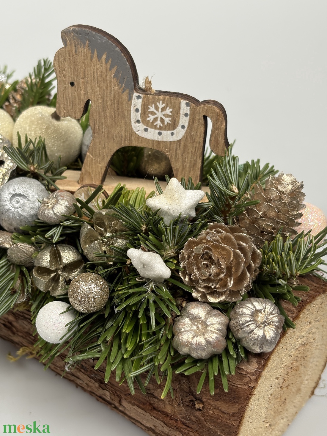 Hintalóval és minden földi jóval ékített adventi asztaldísz fahasábon  - karácsony - adventi díszek - adventi asztaldísz - Meska.hu