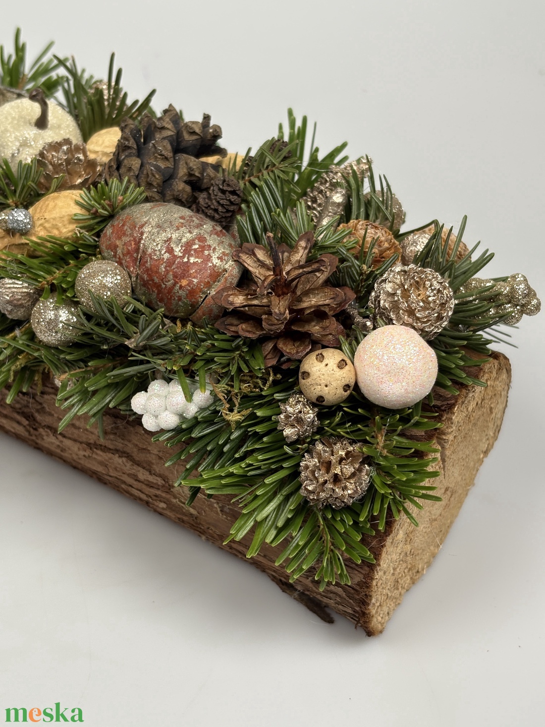 Hintalóval és minden földi jóval ékített adventi asztaldísz fahasábon  - karácsony - adventi díszek - adventi asztaldísz - Meska.hu