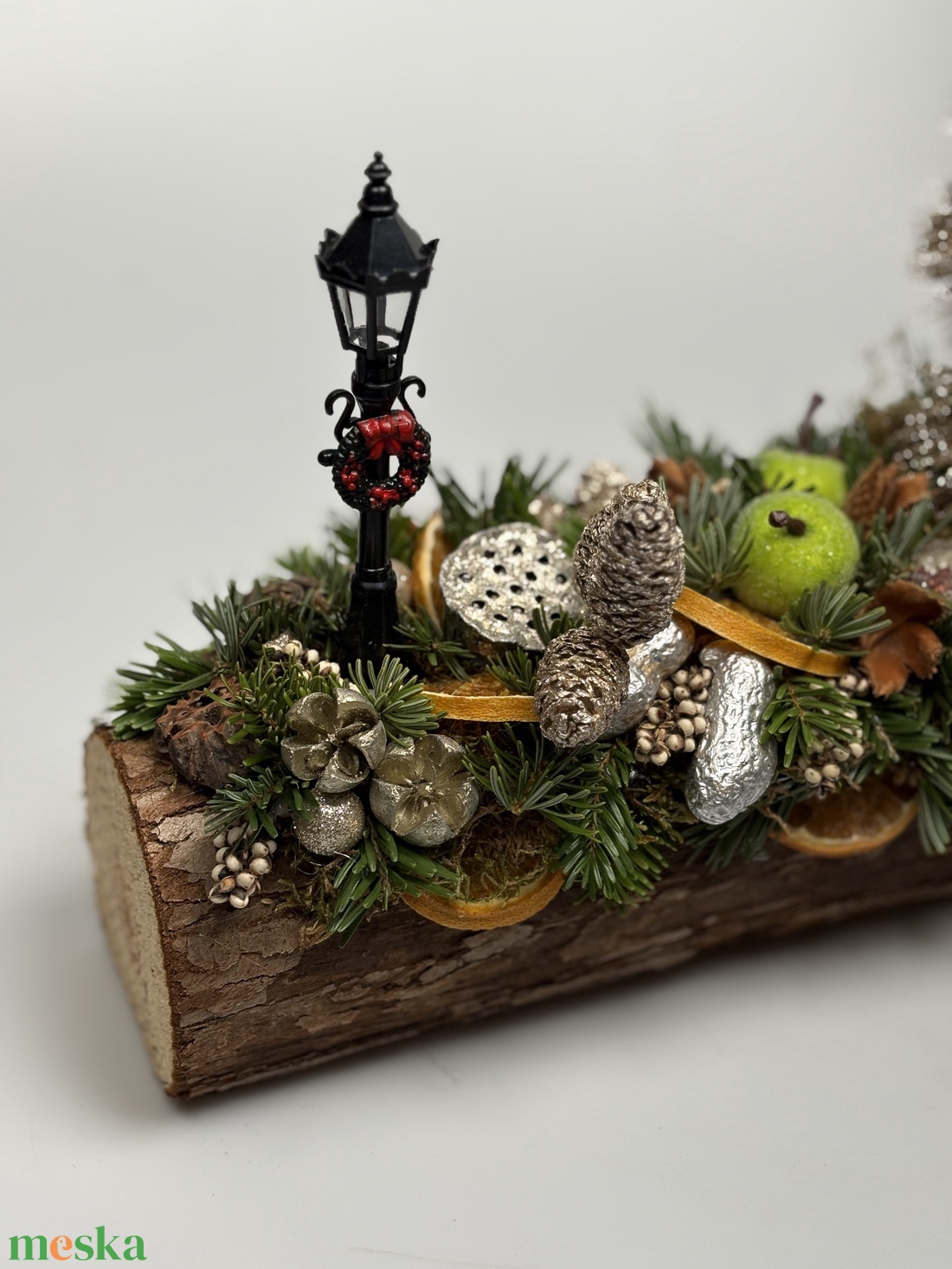Pezsgő színű fenyővel, lámpaoszloppal, citrommal és egyéb termésekkel is ékített adventi asztaldísz fahasábon  - karácsony - adventi díszek - adventi asztaldísz - Meska.hu