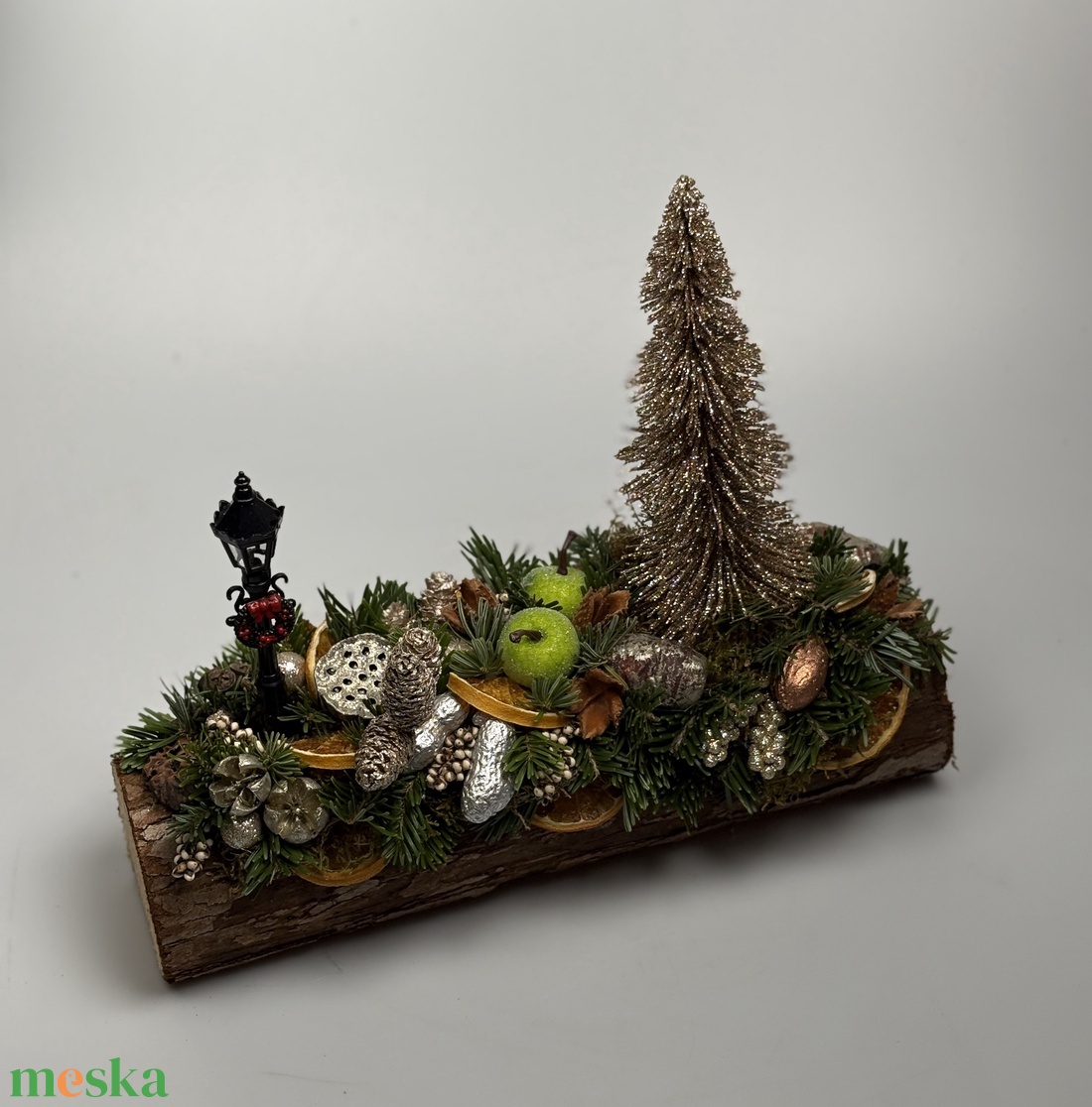 Pezsgő színű fenyővel, lámpaoszloppal, citrommal és egyéb termésekkel is ékített adventi asztaldísz fahasábon  - karácsony - adventi díszek - adventi asztaldísz - Meska.hu