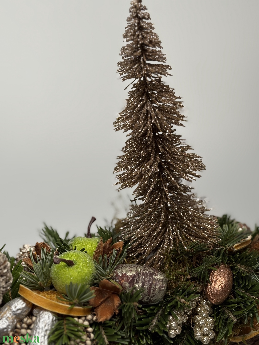 Pezsgő színű fenyővel, lámpaoszloppal, citrommal és egyéb termésekkel is ékített adventi asztaldísz fahasábon  - karácsony - adventi díszek - adventi asztaldísz - Meska.hu