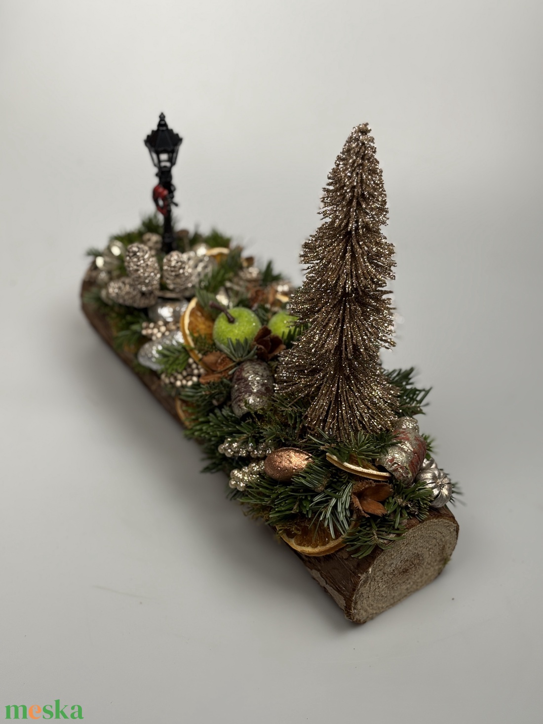 Pezsgő színű fenyővel, lámpaoszloppal, citrommal és egyéb termésekkel is ékített adventi asztaldísz fahasábon  - karácsony - adventi díszek - adventi asztaldísz - Meska.hu