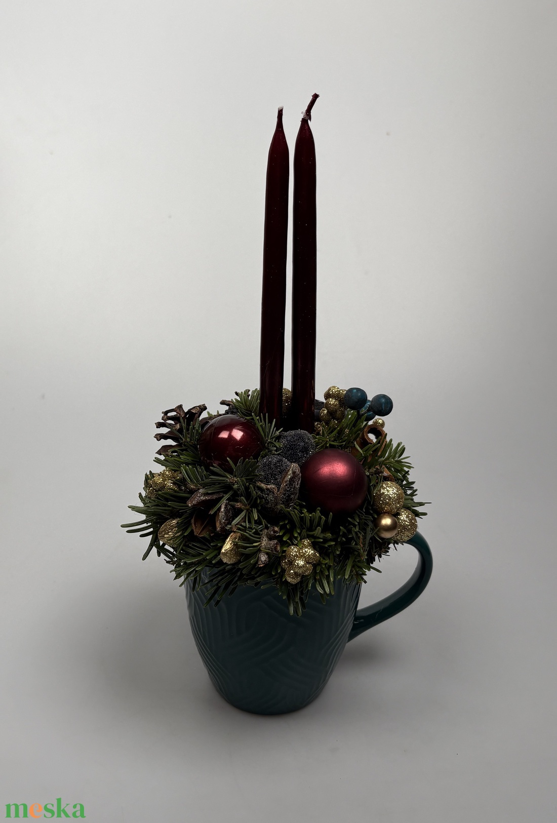 Sötét türkiz, színében mintás bögrére épült, 2 bordó ceruzagyertyás adventi asztaldísz gömbökkel (XM-60) - karácsony - adventi díszek - adventi asztaldísz - Meska.hu