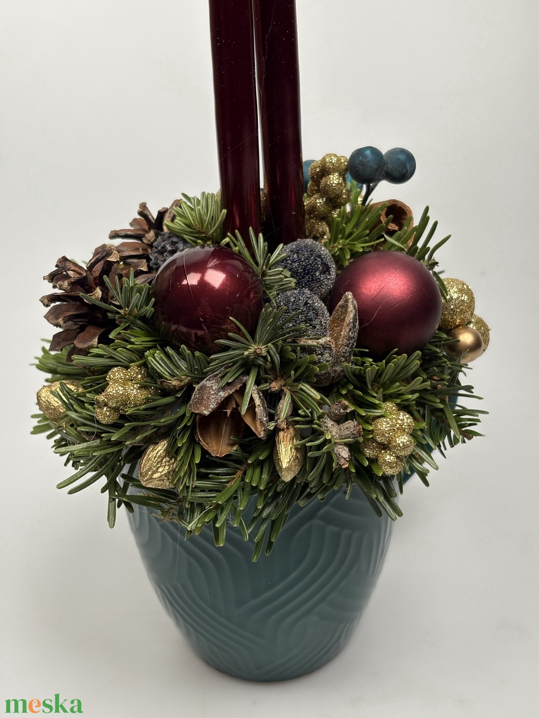 Sötét türkiz, színében mintás bögrére épült, 2 bordó ceruzagyertyás adventi asztaldísz gömbökkel (XM-60) - karácsony - adventi díszek - adventi asztaldísz - Meska.hu