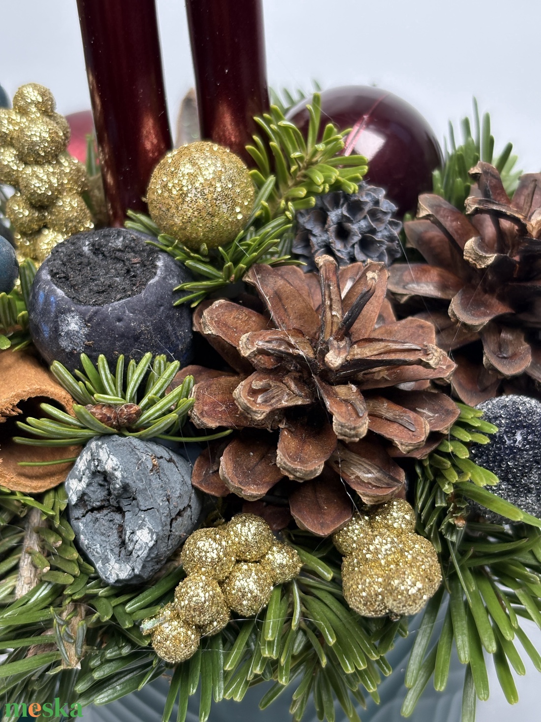 Sötét türkiz, színében mintás bögrére épült, 2 bordó ceruzagyertyás adventi asztaldísz gömbökkel (XM-60) - karácsony - adventi díszek - adventi asztaldísz - Meska.hu