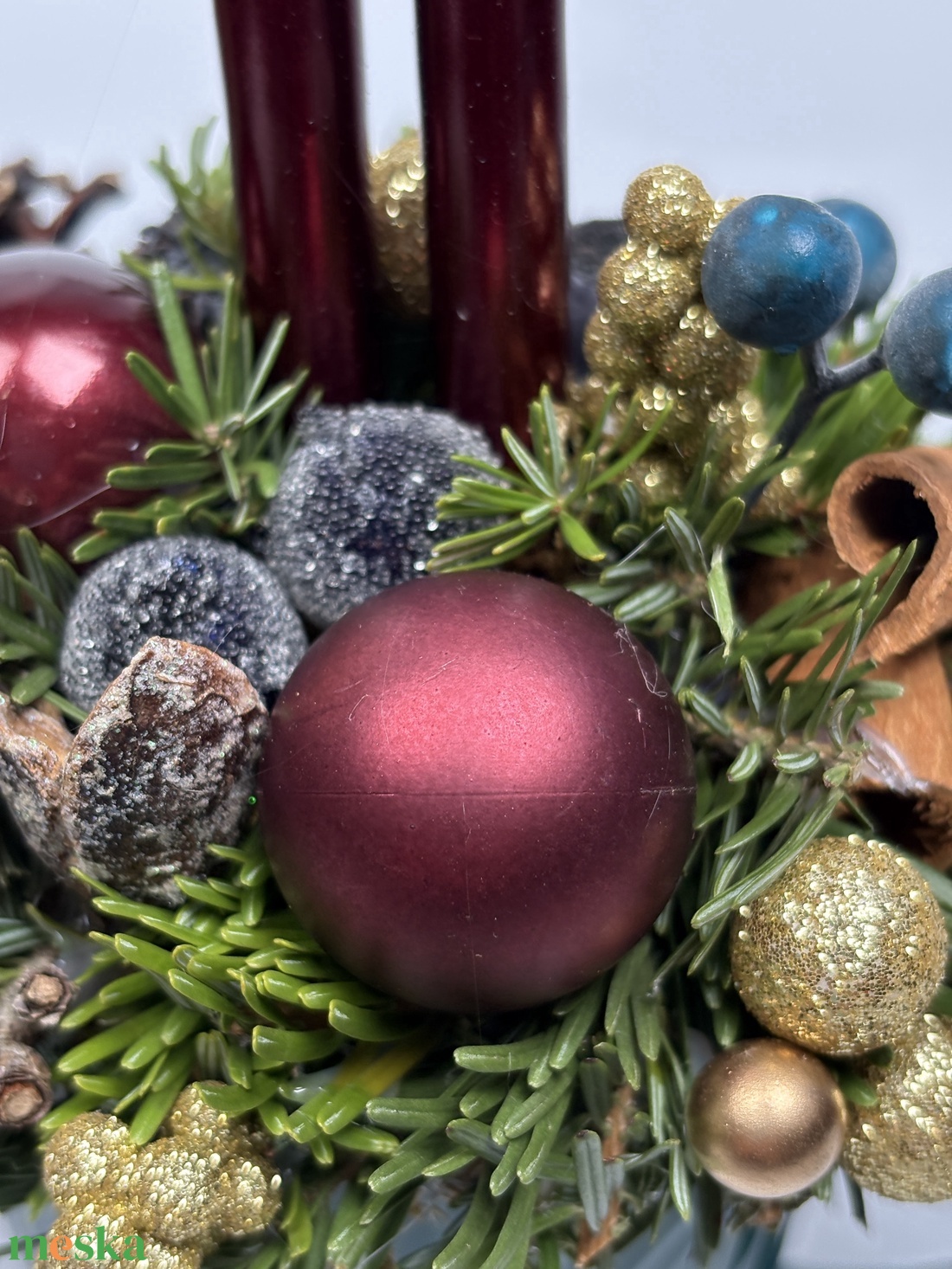 Sötét türkiz, színében mintás bögrére épült, 2 bordó ceruzagyertyás adventi asztaldísz gömbökkel (XM-60) - karácsony - adventi díszek - adventi asztaldísz - Meska.hu