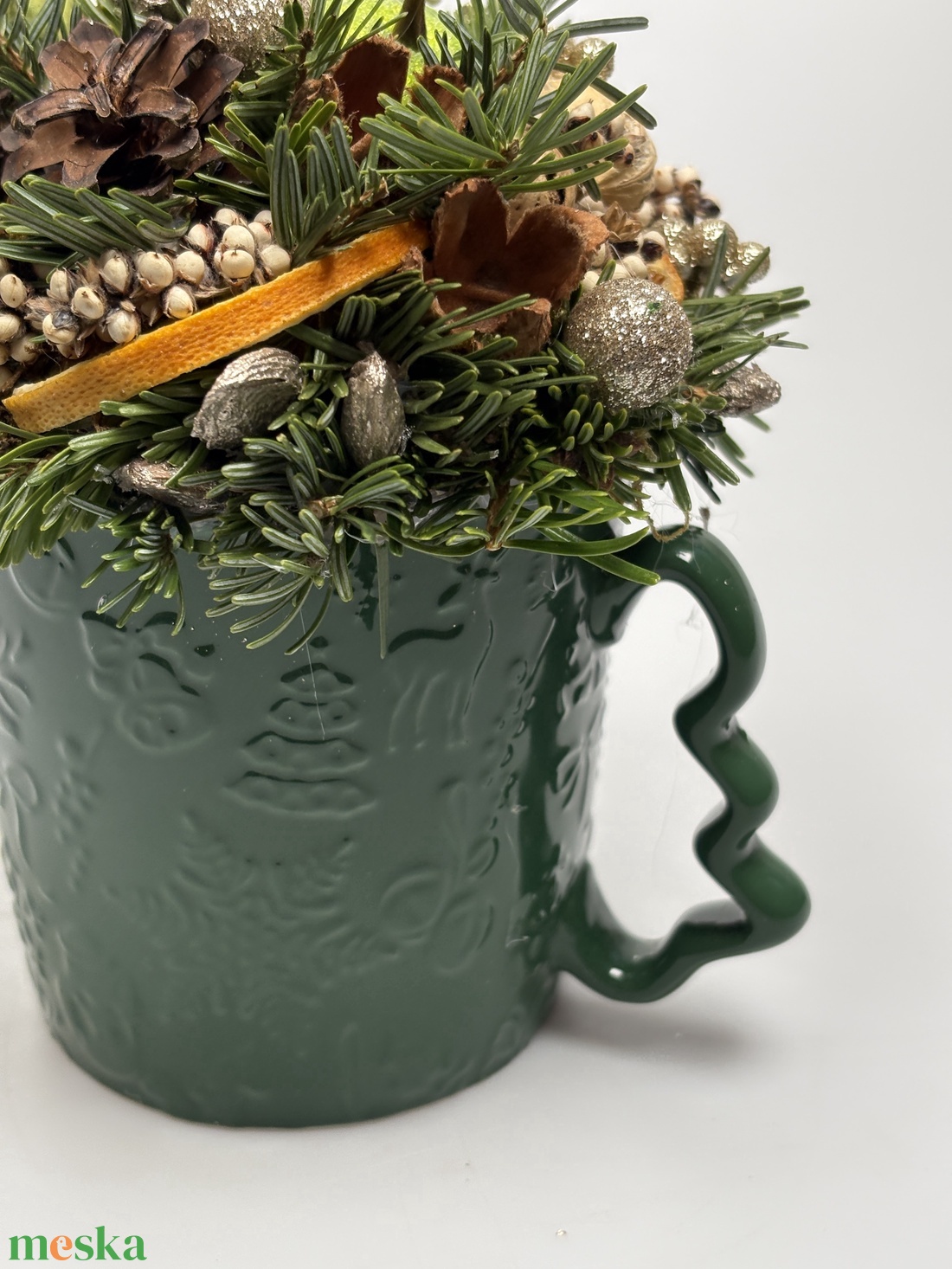 Fenyőzöld, színében mintás bögrére épült, 1 sötétzöld ceruzagyertyás adventi asztaldísz deres almákkal (XM-61) - karácsony - adventi díszek - adventi asztaldísz - Meska.hu