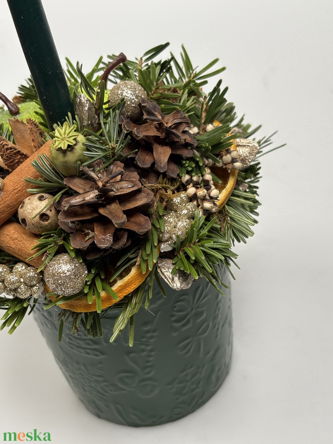 Fenyőzöld, színében mintás bögrére épült, 1 sötétzöld ceruzagyertyás adventi asztaldísz deres almákkal (XM-61) - karácsony - adventi díszek - adventi asztaldísz - Meska.hu