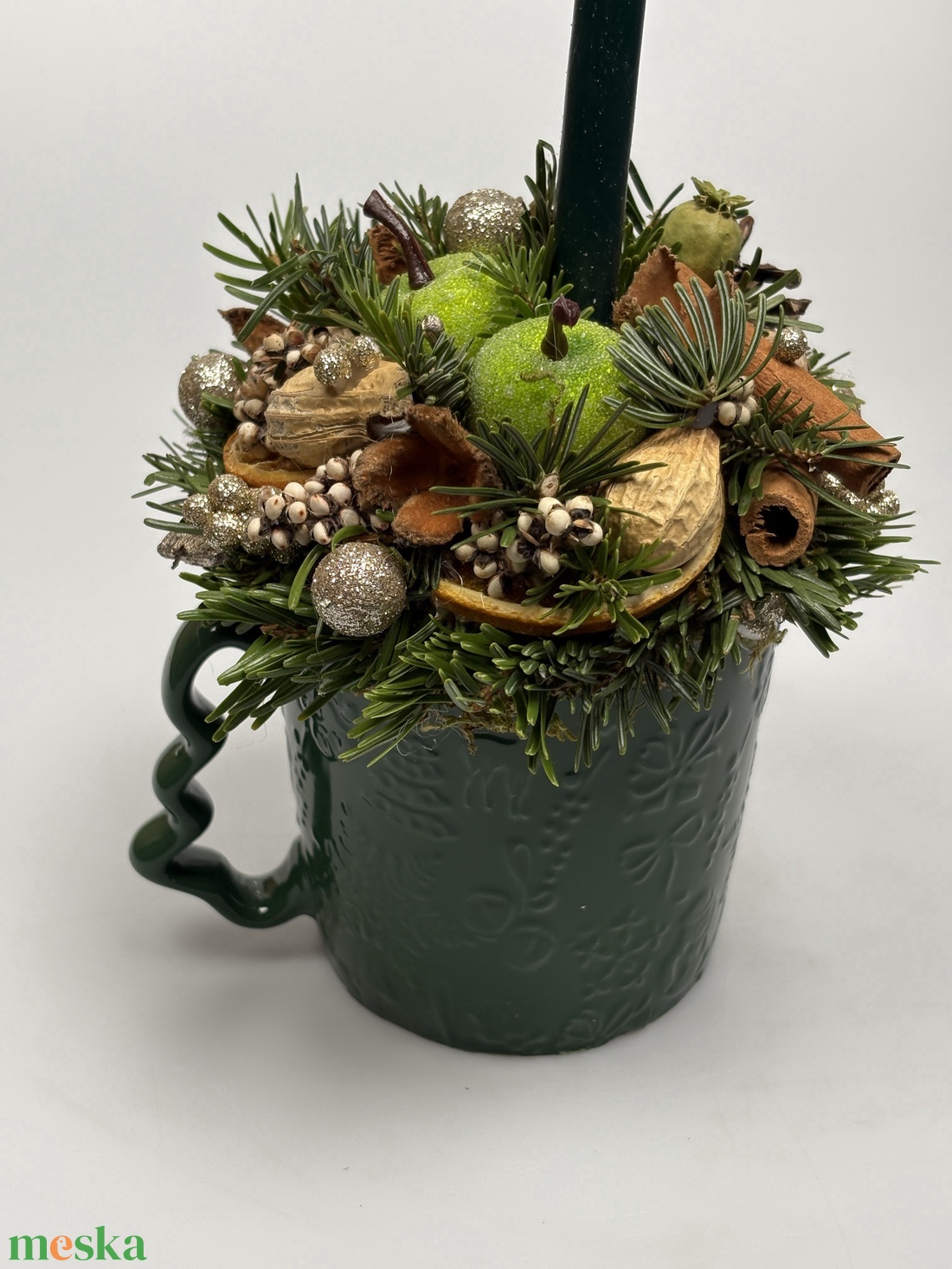 Fenyőzöld, színében mintás bögrére épült, 1 sötétzöld ceruzagyertyás adventi asztaldísz deres almákkal (XM-61) - karácsony - adventi díszek - adventi asztaldísz - Meska.hu